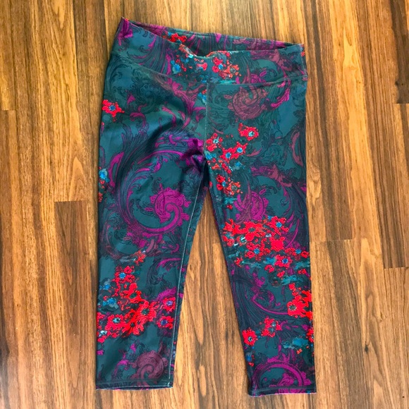 Mid-Rise Printed Capri Fabletics Leggings - Picture 2 of 6